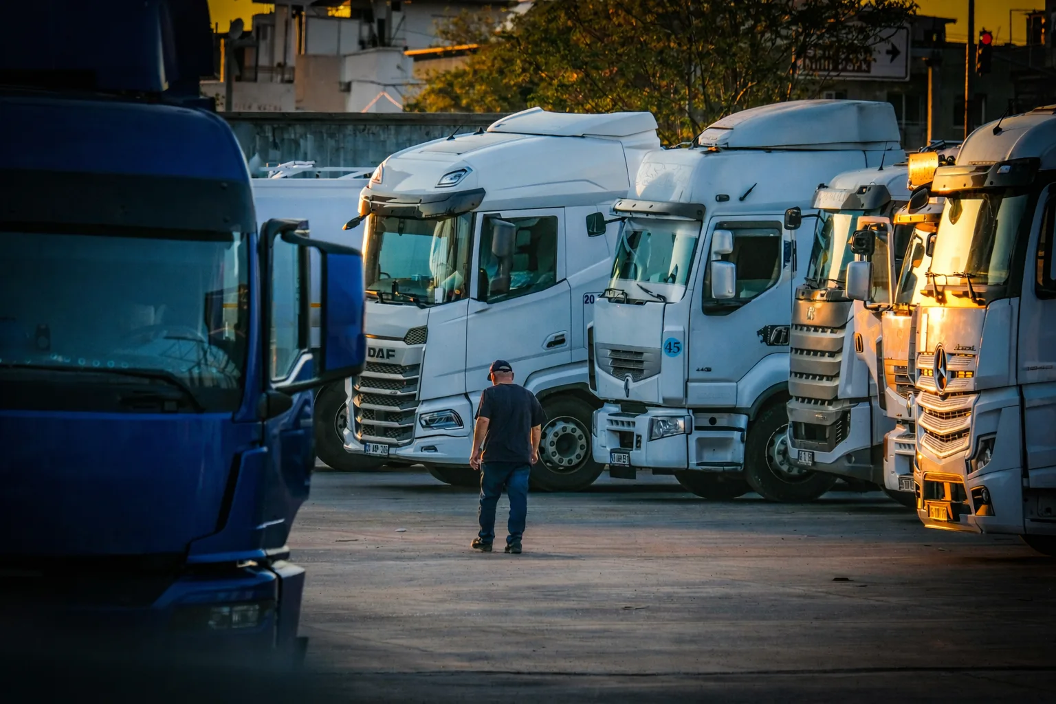 Gün batımında park halindeki kamyonlar — Türkiye Geneli Lojistik